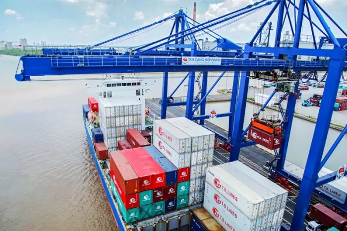 Tàu container làm hàng tại cảng Tân cảng - Hiệp Phước