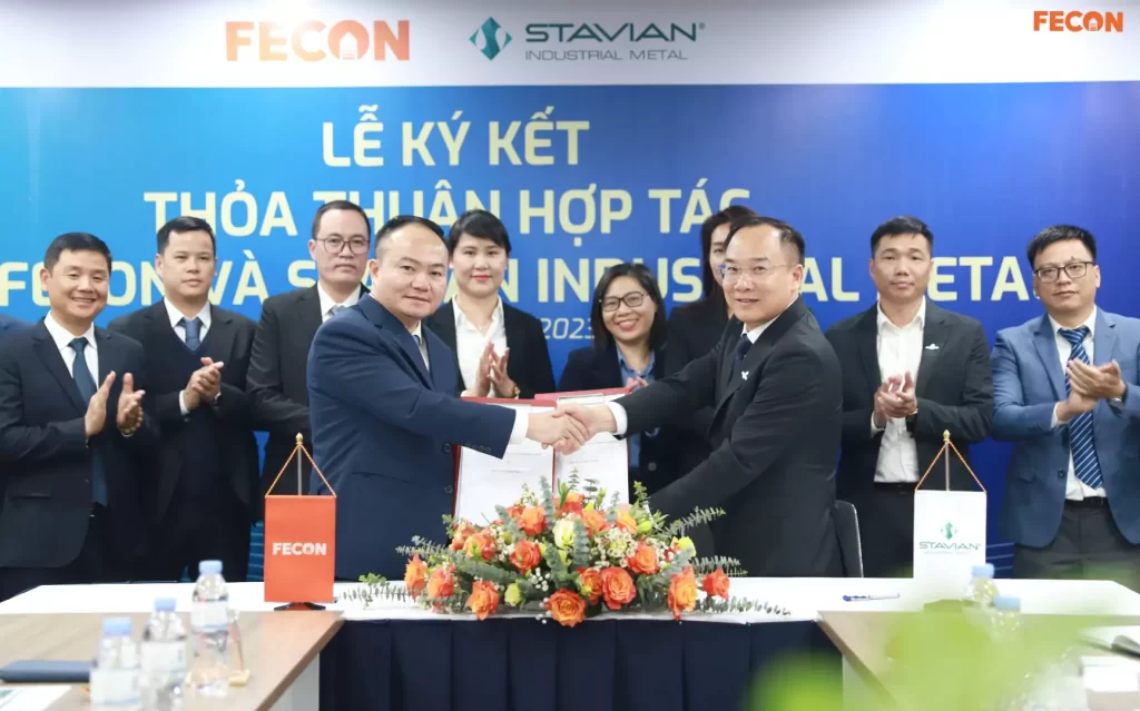 Đại diện công ty FECON và đại diện Stavian Industrial Metal ký thoả thuận hợp tác phát triển kinh doanh.