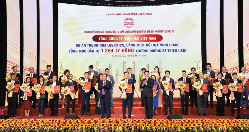 Lãnh đạo tỉnh Hải Dương trao biên bản ghi nhớ về đầu tư Dự án Trung tâm logistics, cảng thủy nội địa Ninh Giang cho VIMC.