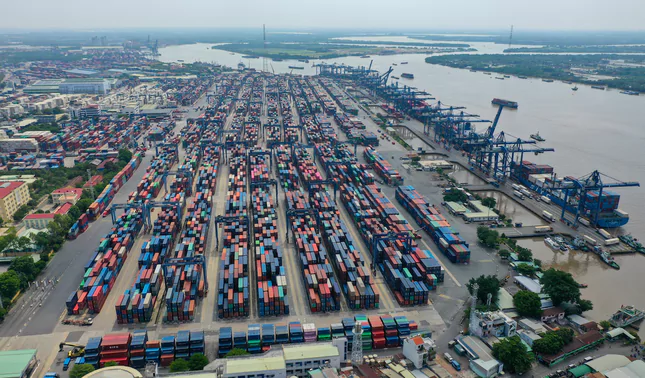 Gần 5.000 container vô chủ 'ăn vạ' cảng biển