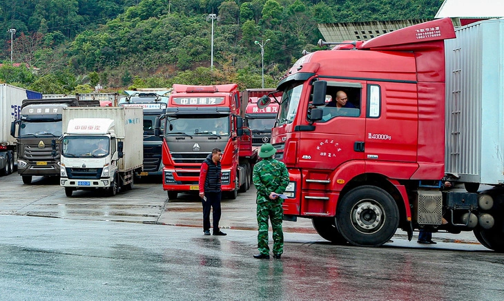 Biên phòng tỉnh Lạng Sơn hướng dẫn tài xế xe container tại cửa khẩu quốc tế Hữu Nghị, Lạng Sơn - Ảnh: HÀ QUÂN