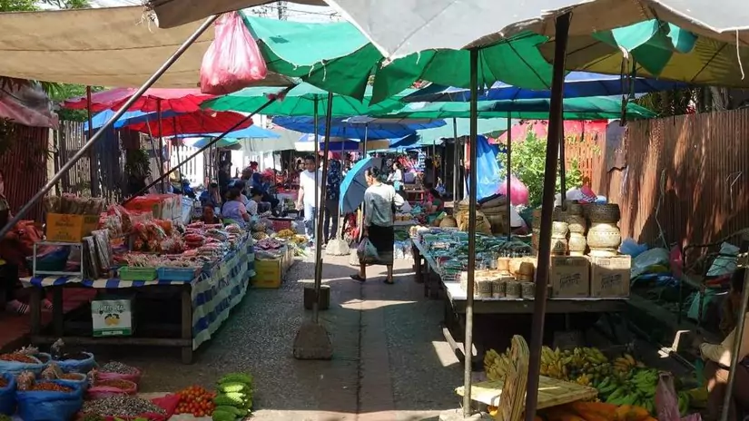 Một khu chợ tại Lào. Ảnh: Klook