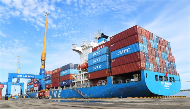 Tinh bột sắn của công ty APFCO được đóng container và xuất khẩu tại cảng Chu Lai.