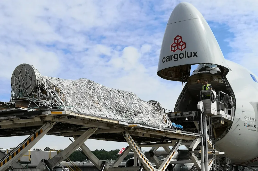 Máy bay chở hàng Cargolux cùng các kiện hàng tại sân bay quốc tế, minh họa sự mở rộng mạng lưới vận tải Á - Âu.