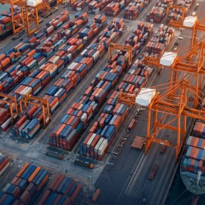 Thuế container thép Mỹ 2026 tác động chi phí xuất khẩu Việt Nam – cảng container Cái Mép nhìn từ trên cao