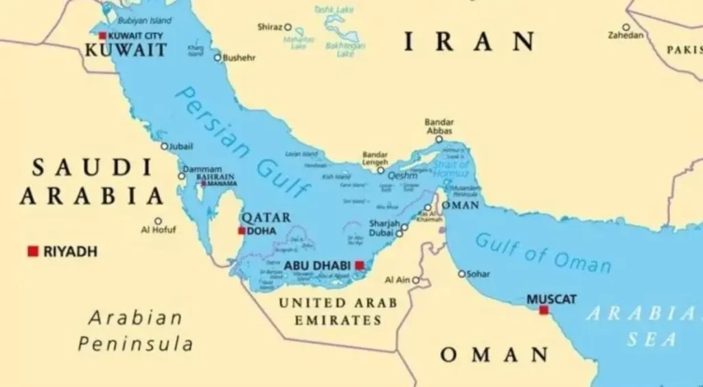 Vì sao lưu lượng tàu hàng qua eo biển Hormuz sụt giảm 50%?