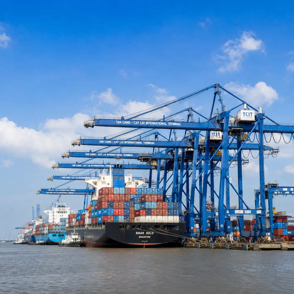 Cảnh bốc dỡ container nhộn nhịp tại cảng biển Cát Lái Thành phố Hồ Chí Minh.
