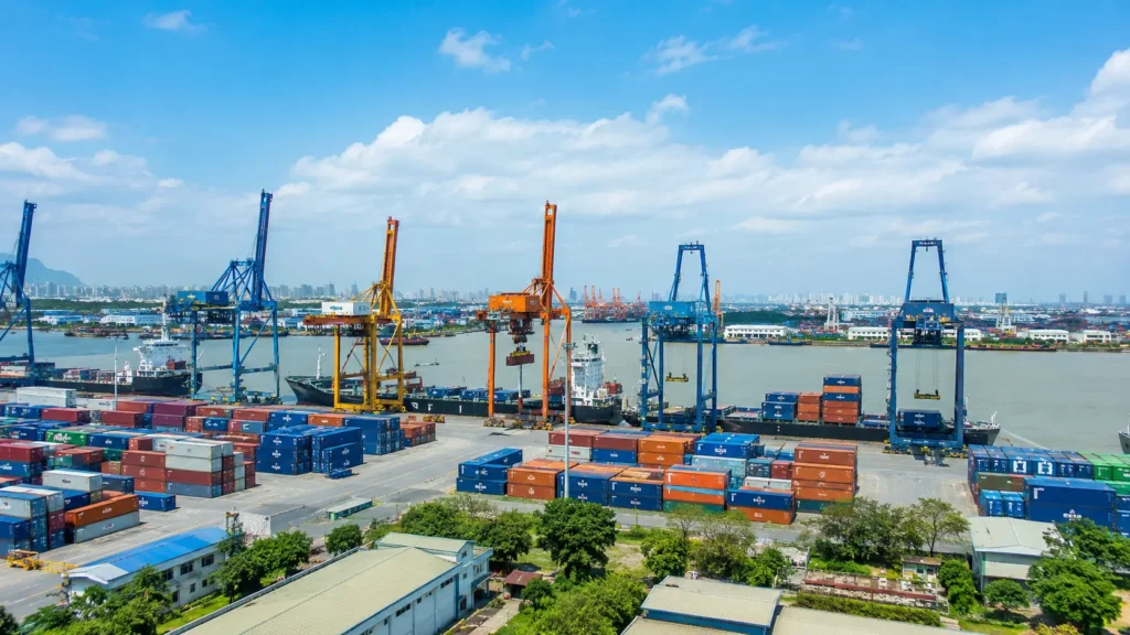 Doanh nghiệp xuất khẩu đang đẩy nhanh lịch gửi hàng trước hạn chót 24/7 — tạo áp lực lớn lên không gian tàu tại các cảng lớn phía Nam.
